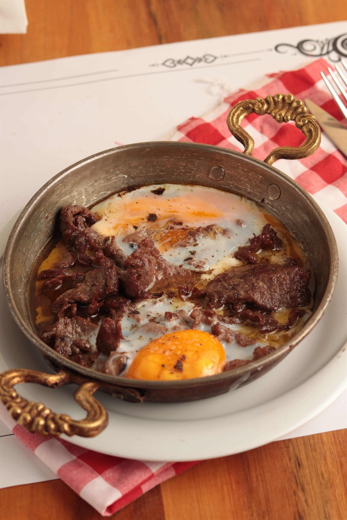 Sahanda Kavurmalı Yumurta 